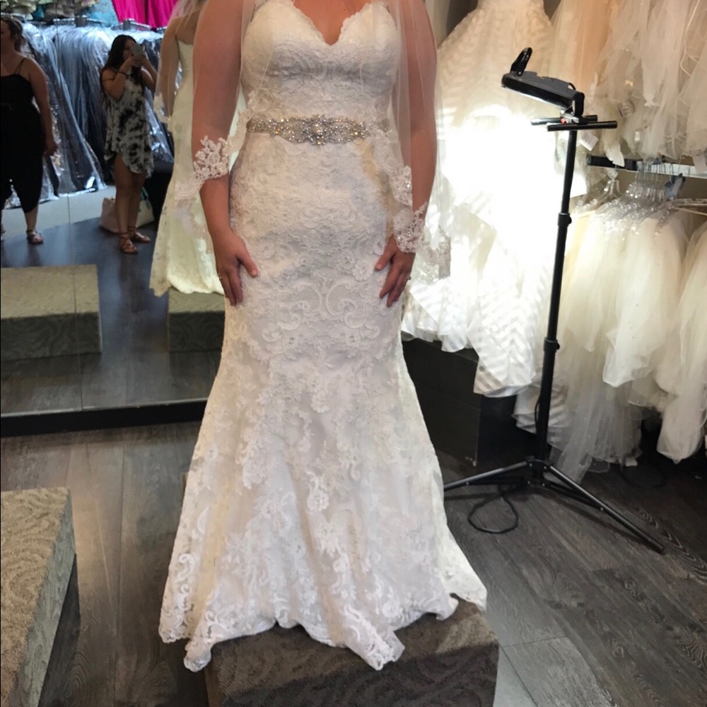 Allure Bridal style: C385
White lace A-line dress - Picture 8 of 8
